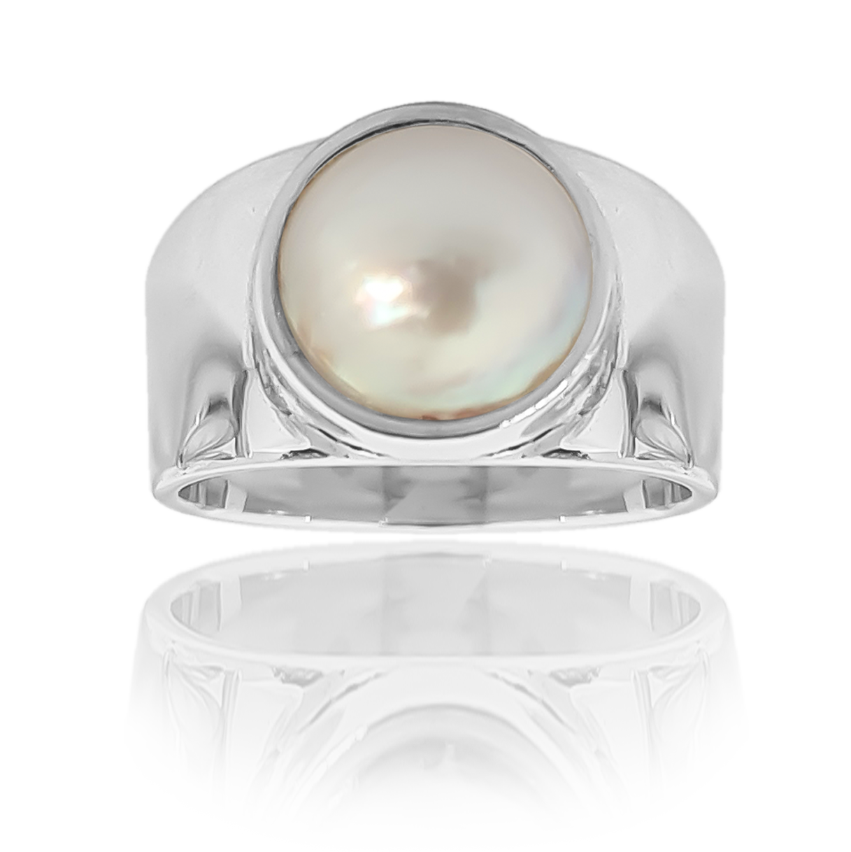 Single Mabe pearl set in a thick tube set ring in 925 Sterling Silver