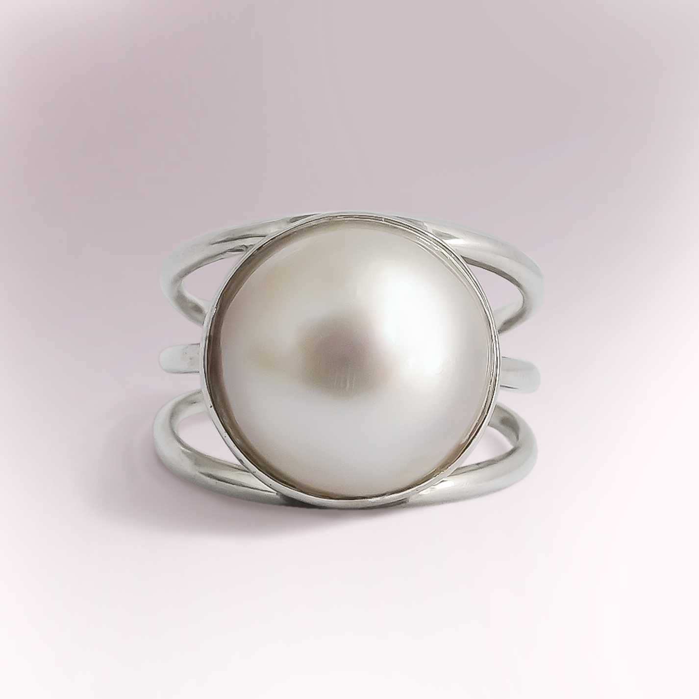Single Mabe pearl split shank setting thick tube set ring in 925 Sterling Silver