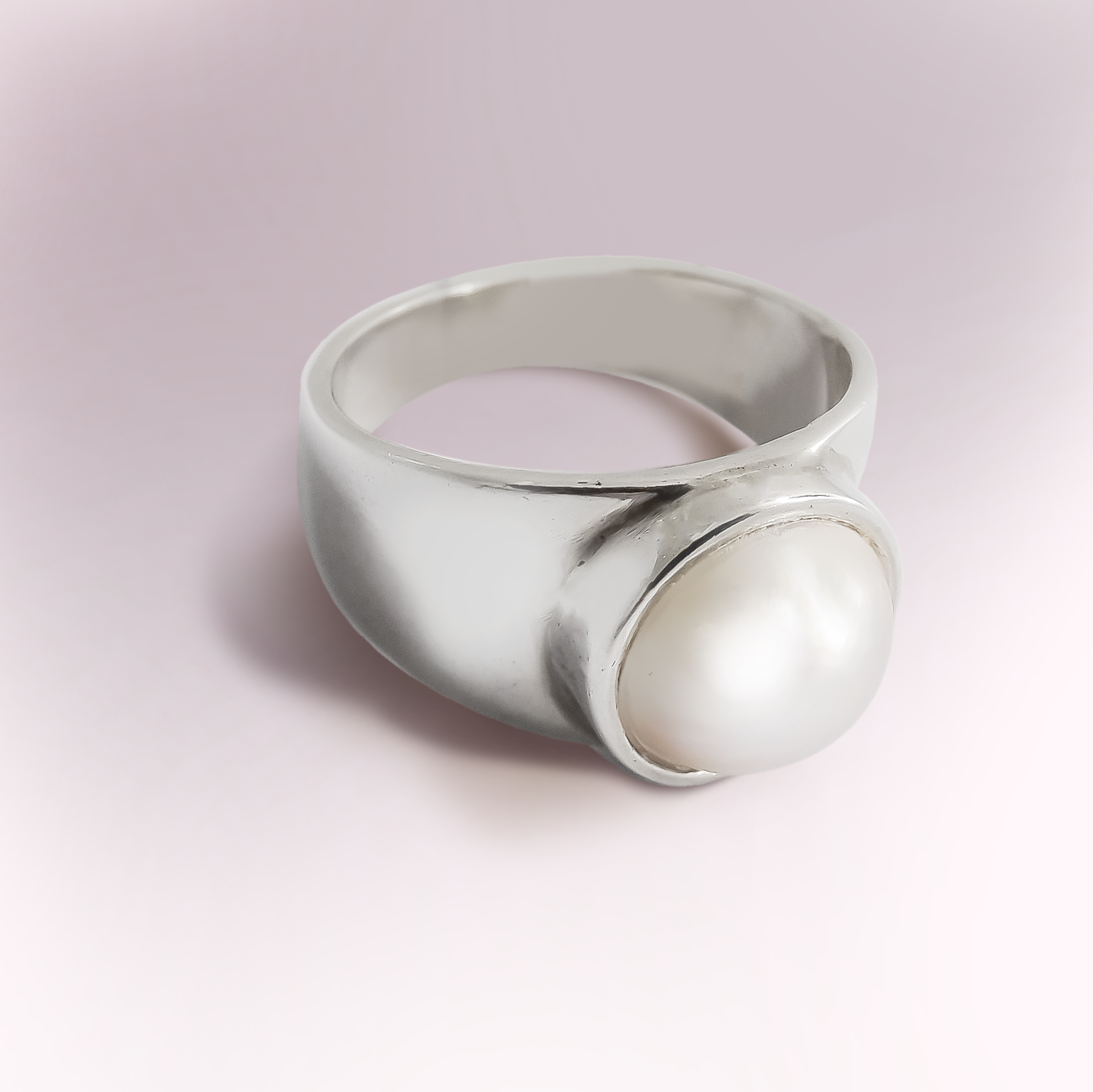 Single Mabe pearl set in a thick tube set ring in 925 Sterling Silver