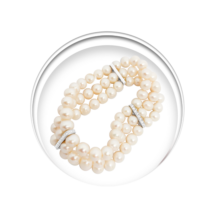 Discover our elegant collection of pearl bracelets, perfect for adding a touch of sophistication to any outfit.